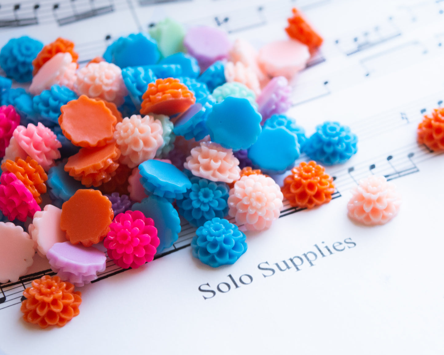 13.5mm Dahlia Shaped Resin Cabochons, Flatback Mums