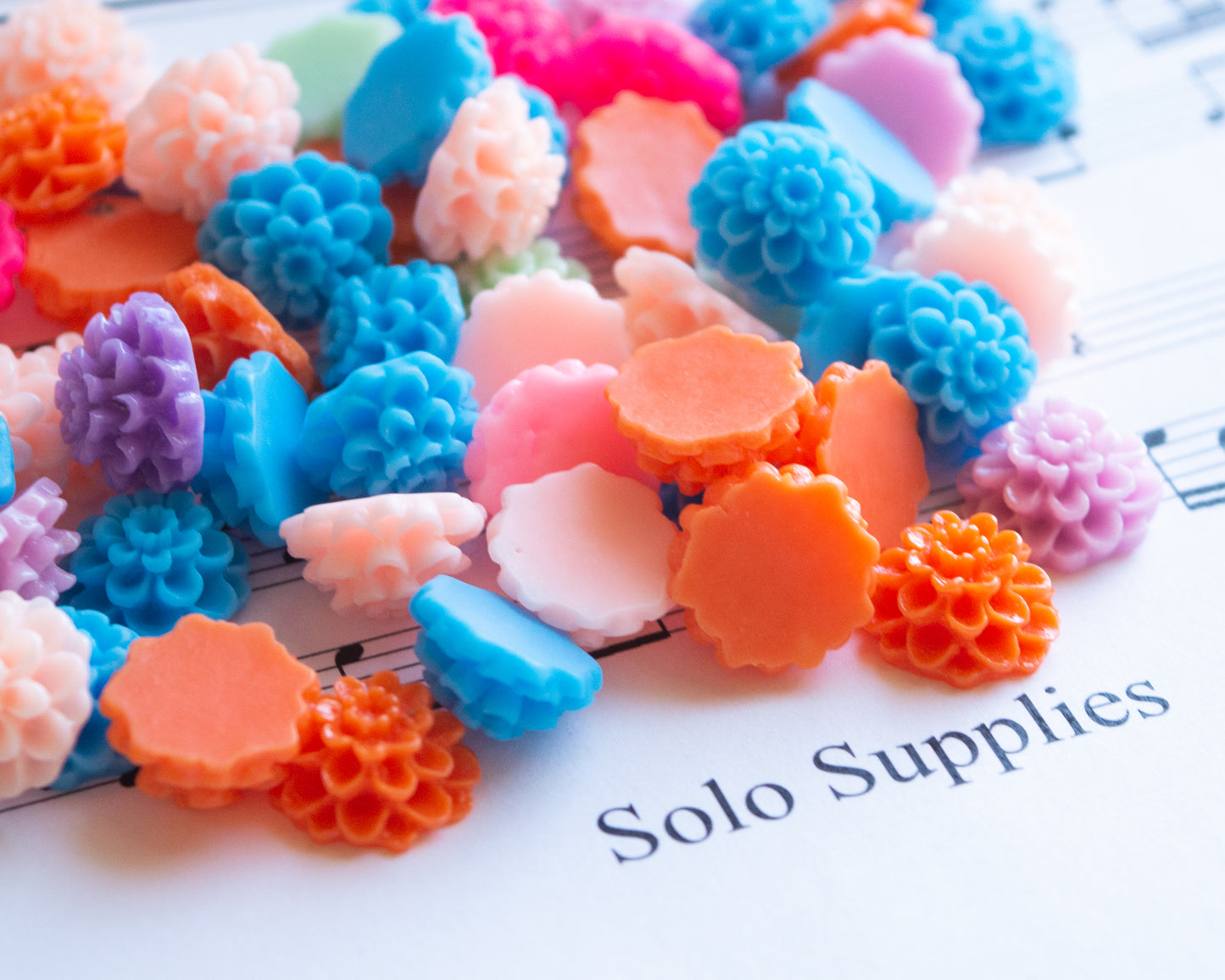 13.5mm Dahlia Shaped Resin Cabochons, Flatback Mums
