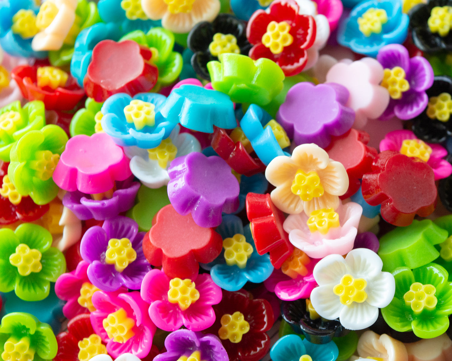 16mm Plum Blossom Flower Cabochons in Two-Tone Resin