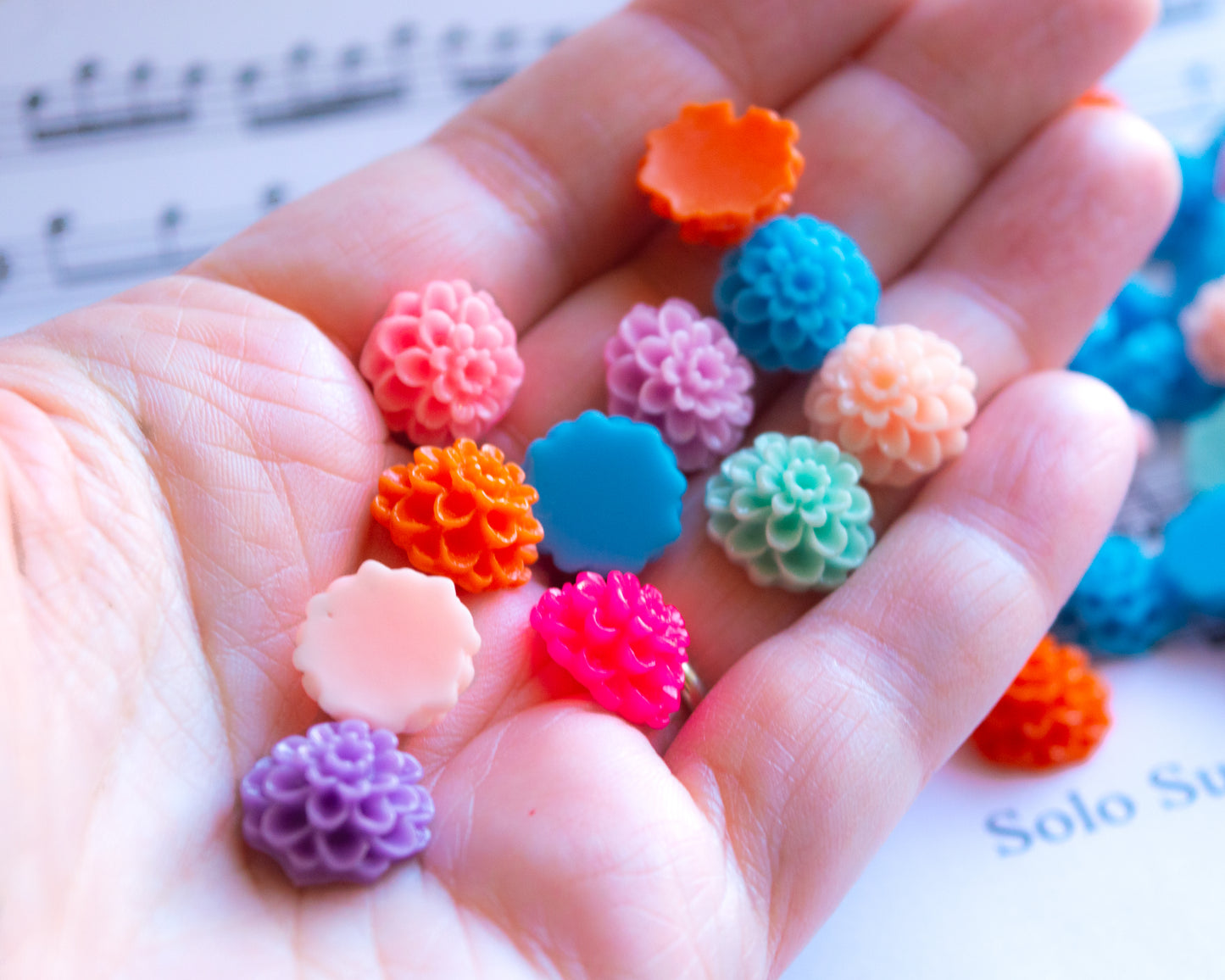 13.5mm Dahlia Shaped Resin Cabochons, Flatback Mums